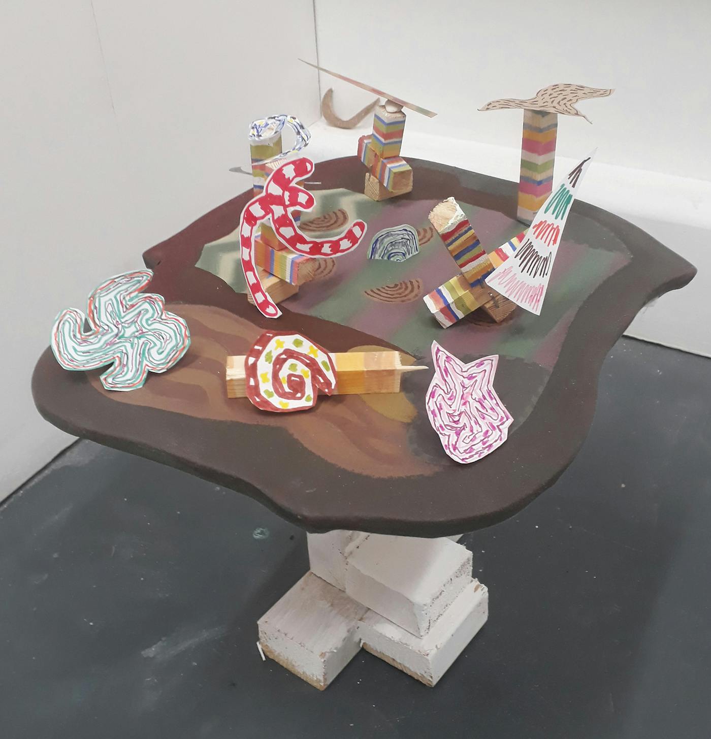 Image of a table featuring different shapes with different colour patterns