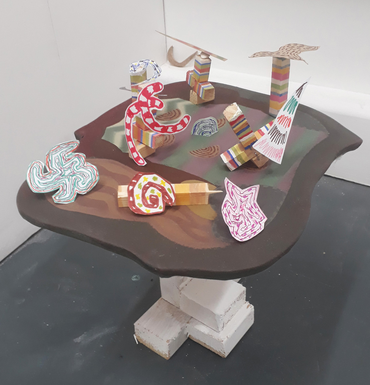 Image of a table featuring different shapes with different colour patterns